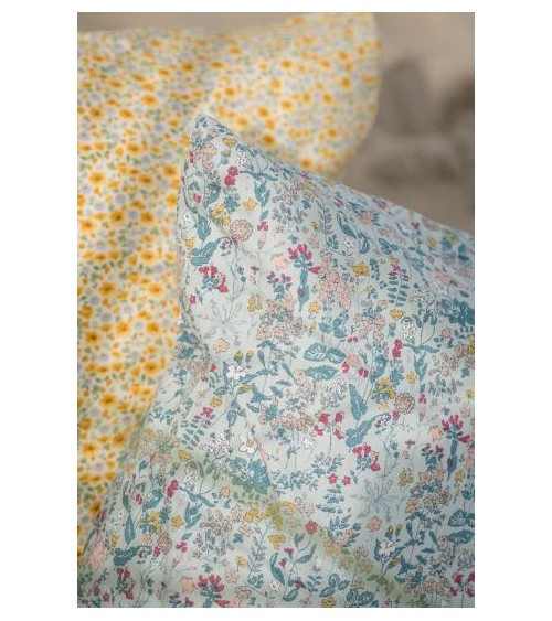 Housse de coussin bleu clair avec fleurs et feuilles