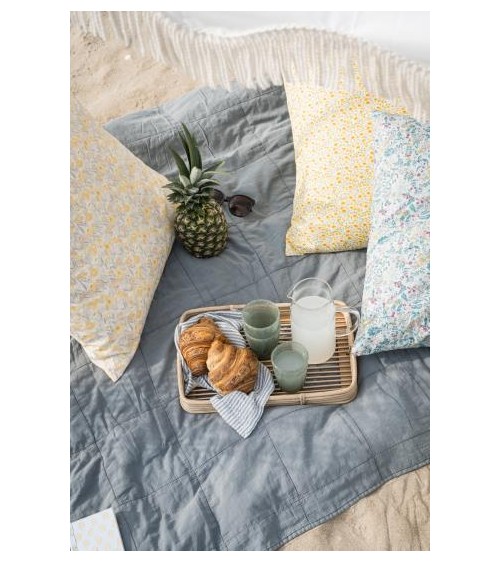 Housse de coussin bleu clair avec fleurs et feuilles